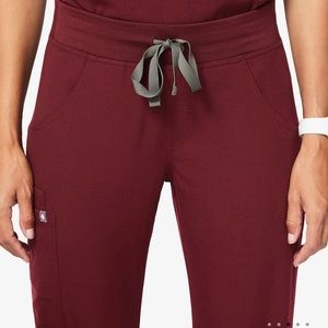 Figs Kade in burgundy